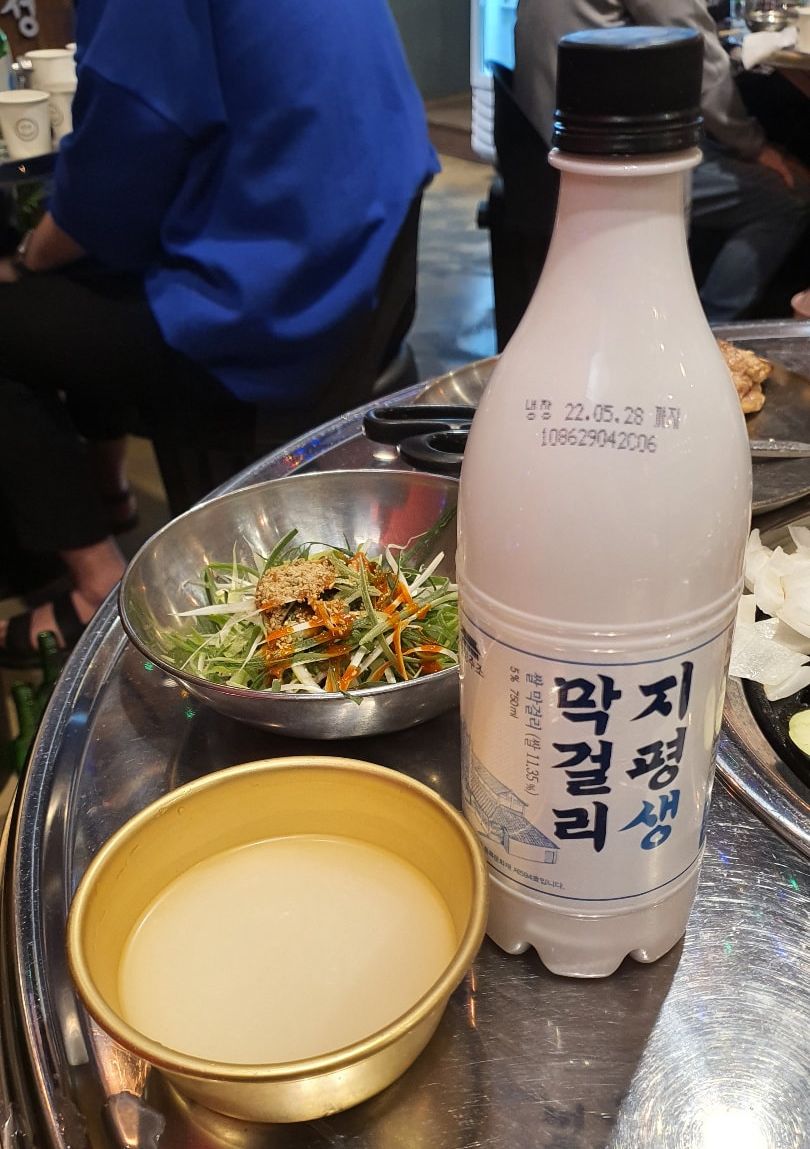 Kimchi - Nouveau au Kimchi-Makgeolli (Makgeolli (막걸리),est un type d'alcool  de riz coréen doux et laiteux, 6,5 °, issu d'une fermentation des amidons  de céréales après cuisson. L'alcool national de la Corée