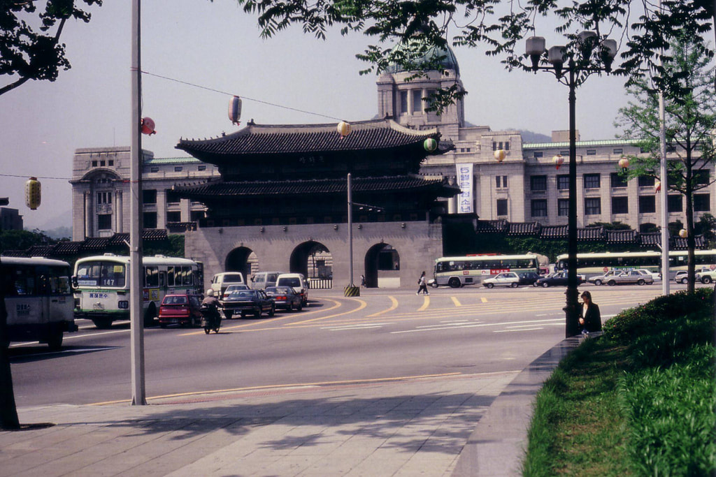 Le bâtiment du gouvernement général japonais derrière la porte  Gwanghwamun, début 1993